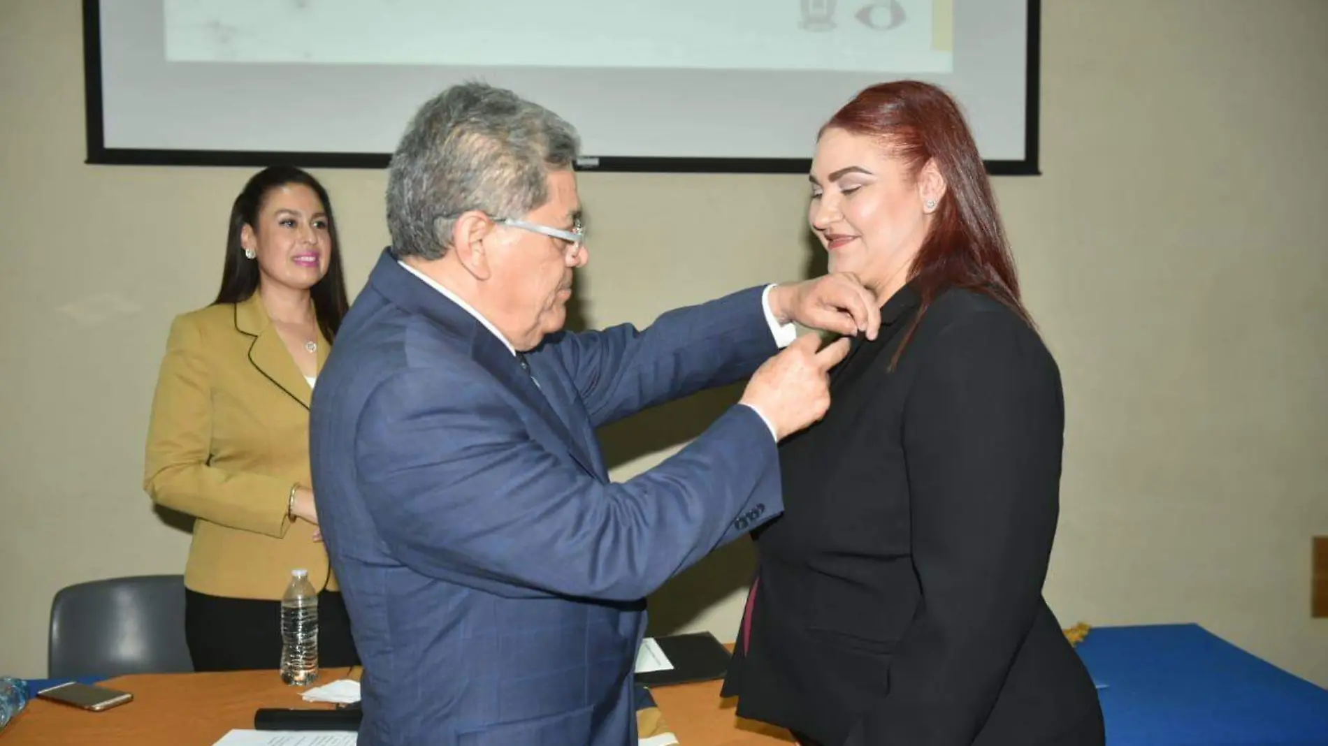 01 Hernández Vélez toma protesta a Directora de Escuela de Arquitectura